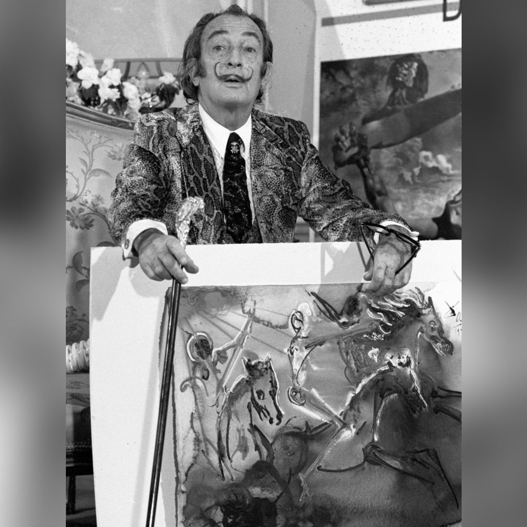 Roban en un Museo de Issoire, Francia, un Libro de Arte con Cubierta Concebida por Salvador Dalí
